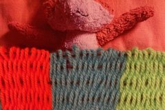 Das-Kuscheltier-erhaelt-eine-warme-gewebte-Decke-2b